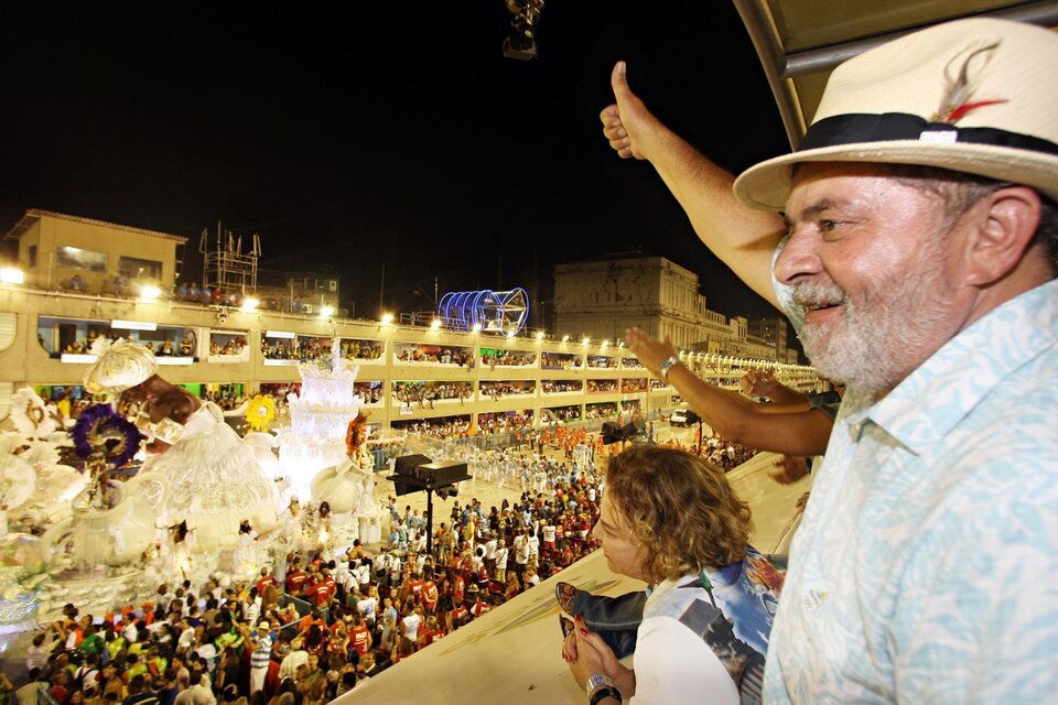 Lula saluda en el sambódromo de Río durante el carnaval de 2009.