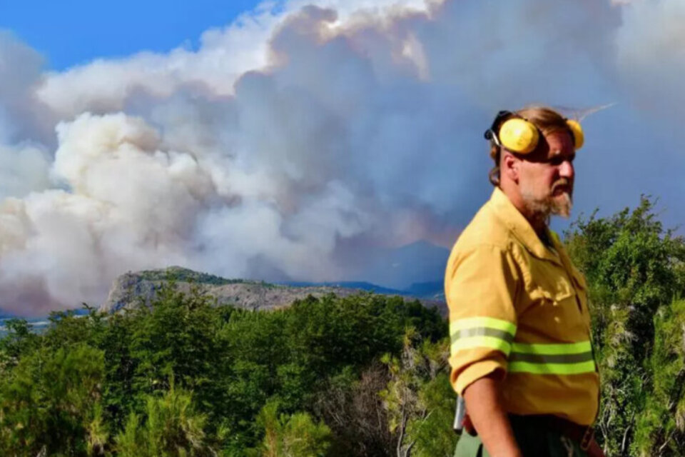 Brigadistas contuvieron el incendio en Los Alerces, pero el parque nacional sigue en riesgo (Fuente: NA)