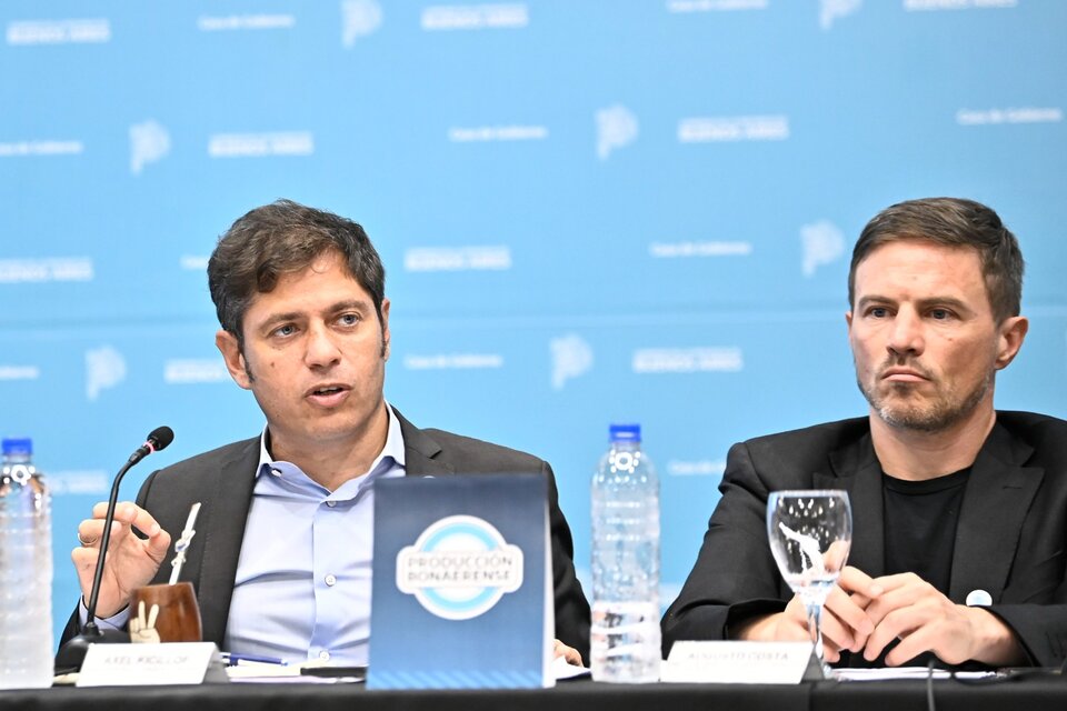 Axel Kicillof y el ministro Augusto Costa durante la reunión en el Salón Dorado.  (Fuente: Prensa PBA)