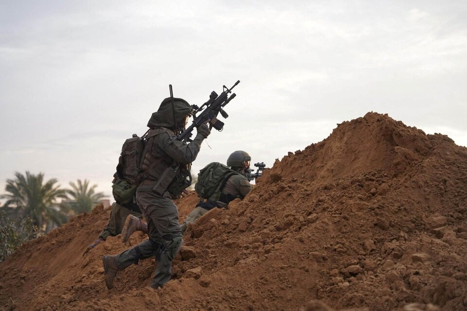 Soldados israelíes enfrentan a los de Hamas. (Fuente: NA)