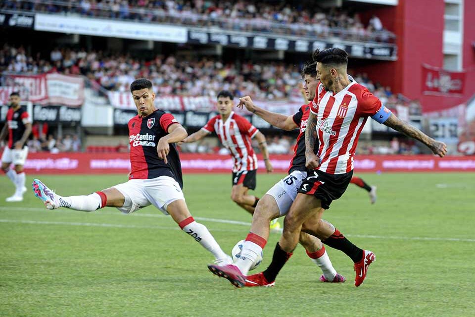 A pesar de tener uno menos Newell's fue competitivo todo el partido (Fuente: Télam)