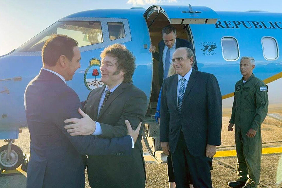 El gobernador de Corrientes, Gustavo Valdés, recibe al presidente Javier Milei.