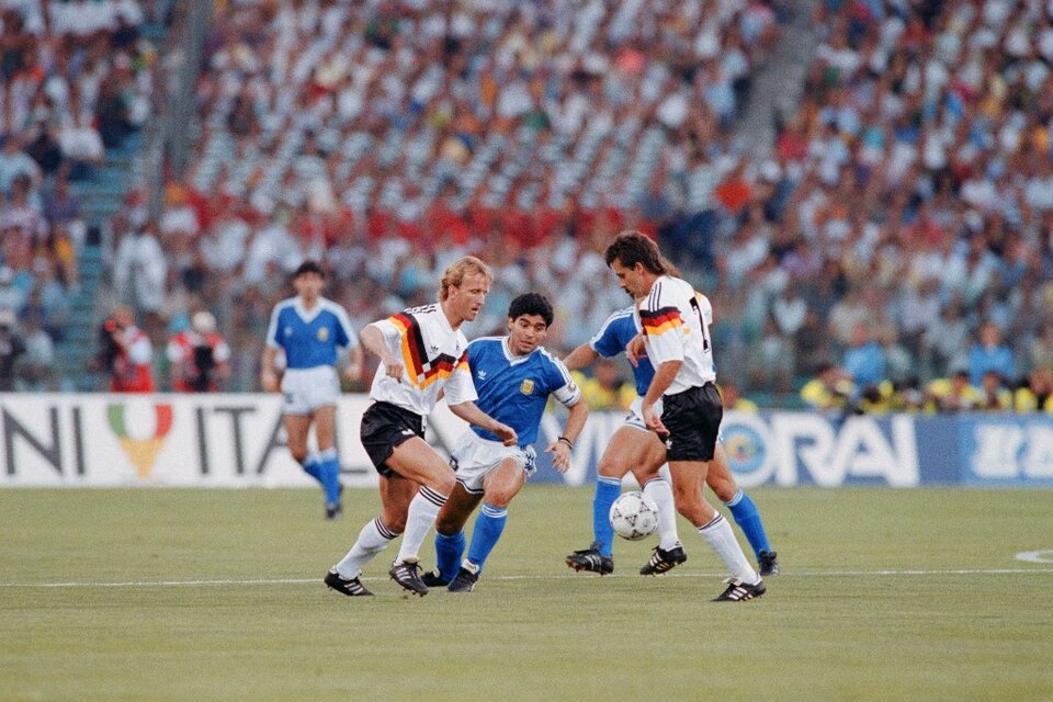 Brehme (izquierda), Maradona y Littbarski (derecha) en la final de Italia '90. (Fuente: AFP)