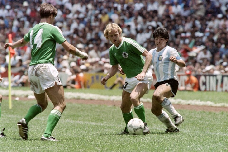 Brehme y Diego en el estadio Azteca, en 1986 (Fuente: AFP)