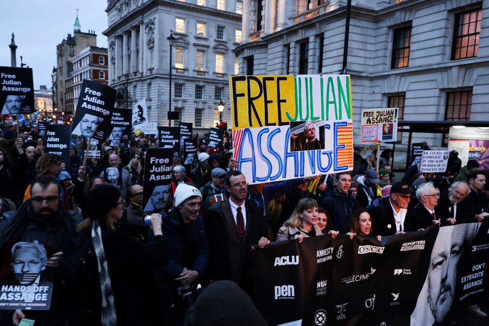 Stella Assange encabeza una manifestación en Londres para exigir la liberación de Julian Assange. (Fuente: AFP)
