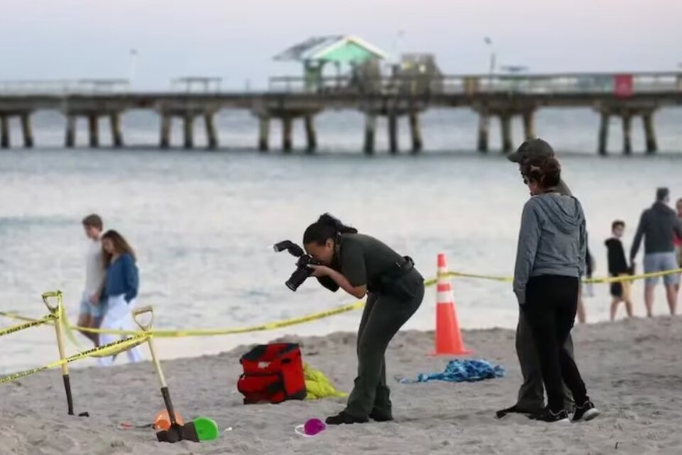 Horror en Miami: murió una nena mientras cavaba un pozo en la playa (Fuente: EFE)