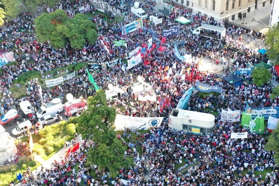 Movilización masiva en Buenos Aires: 500 organizaciones contra Milei, con paritarias y salarios como ejes de la protesta (Fuente: Télam)