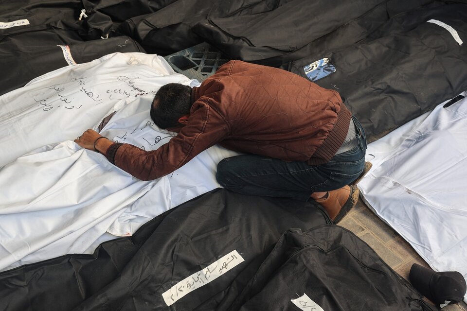 Un hombre llora sobre el cadáver de un ser querido en el hospital Al-Najjar de Rafah. (Fuente: AFP)