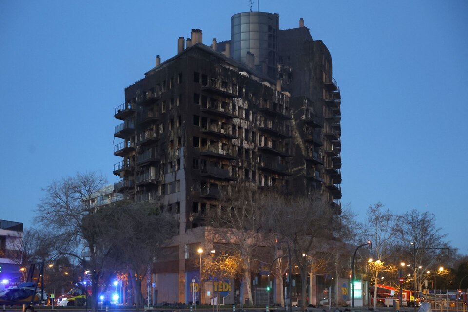 Al menos 10 personas murieron en el incendio del edificio en Valencia, España. (Fuente: Télam)