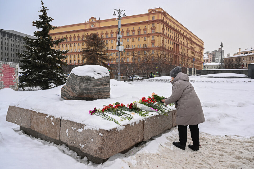 Flores para Navalny en Moscú. (Fuente: AFP)