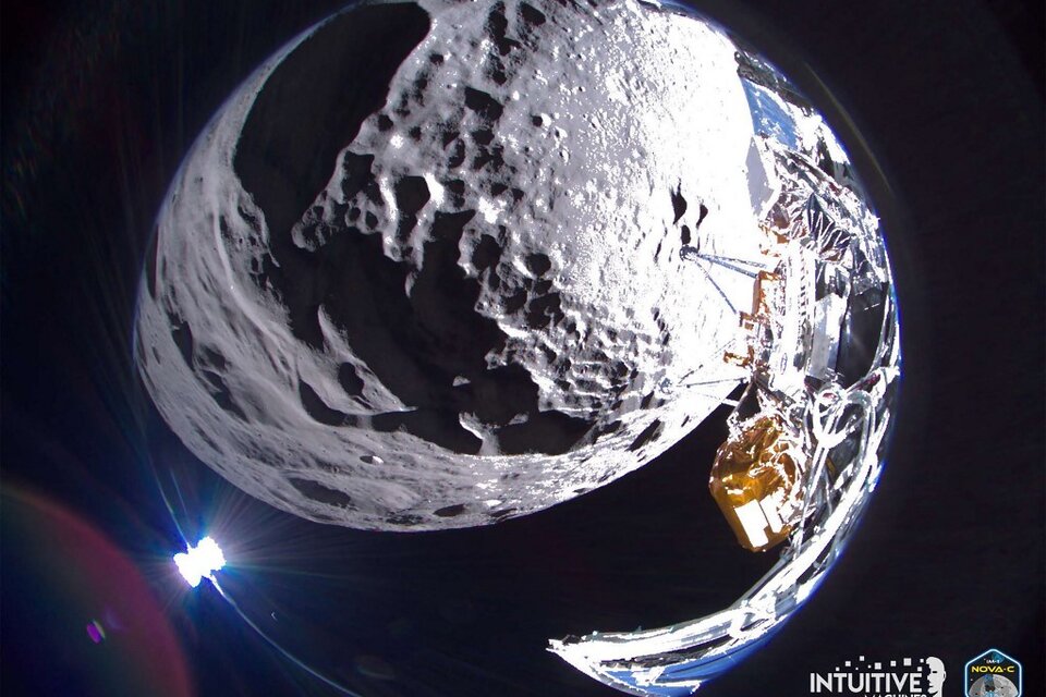 Esta imagen muestra un amplio campo de visión del módulo de aterrizaje lunar Odysseus del cráter Schomberger en la Luna. (Fuente: AFP)
