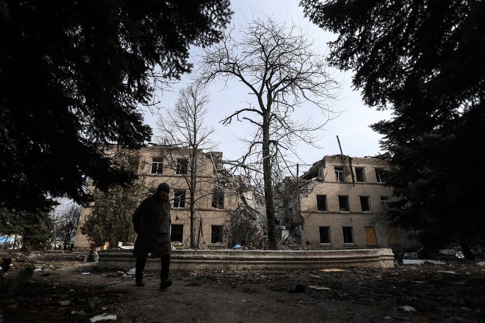 Un edificio bombardeado en el pueblo de Selydove, region de Donetsk.  (Fuente: AFP)