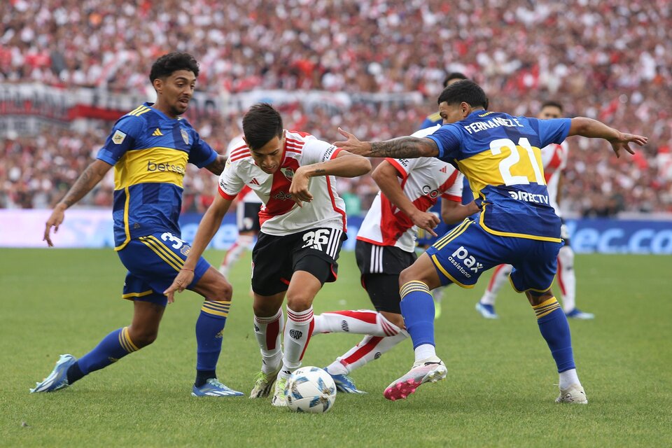 Solari (el goleador de River) se manda entre Equi Fernández y Medina (el goleador de Boca). (Fuente: NA)