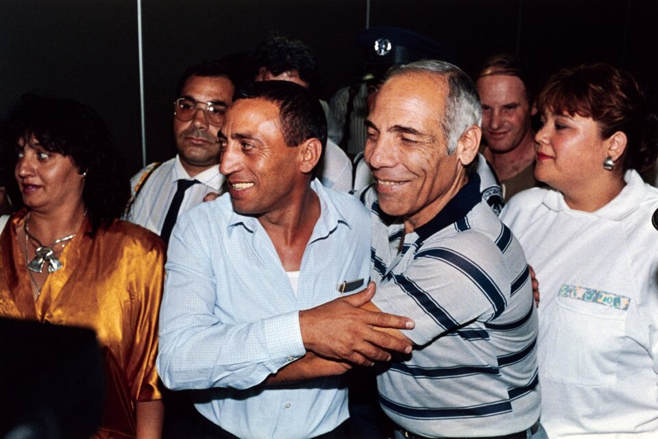 Biton (izquierda) es abrazado por el activista Latif Dori en 1987 cuando llegaba a Tel Aviv. (Fuente: AFP)