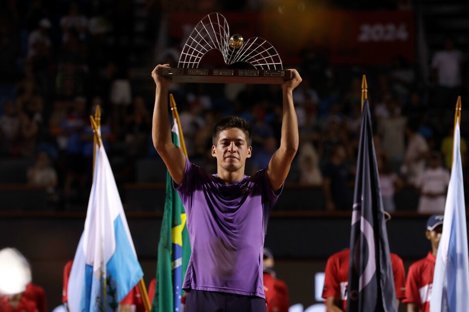 Báez muestra el trofeo del ATP 500 de Río de Janeiro. (Fuente: EFE)