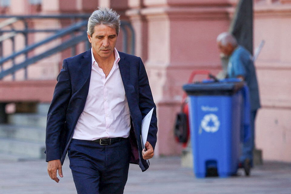 El ministro de Economía, Luis Caputo, saliendo de la Casa Rosada. (Fuente: NA)