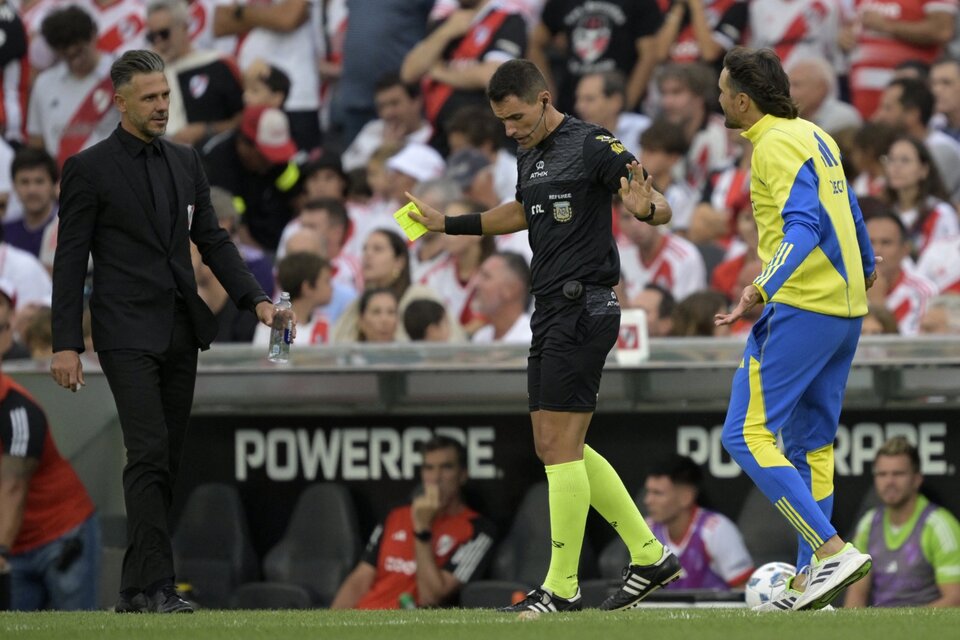 Demichelis y Martínez protestan al cuarto árbitro. Duelo de estilos de juego y de vestimenta (Fuente: AFP)