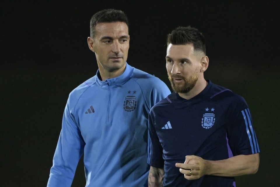 Lionel Scaloni y su tocayo, Messi. (Fuente: AFP)