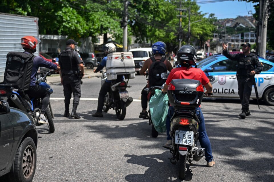Miembros del policía militar participan del operativo contra el Comando Vermelho. (Fuente: AFP)