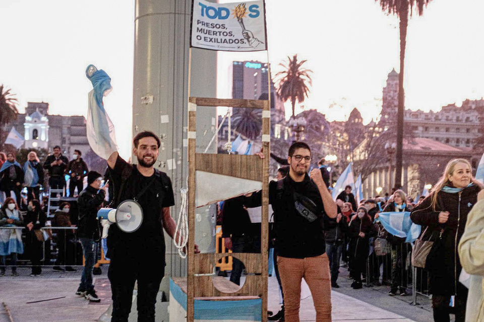 Jonathan Morel y Leonardo Sosa, en una de las violentas manifestaciones de RF.