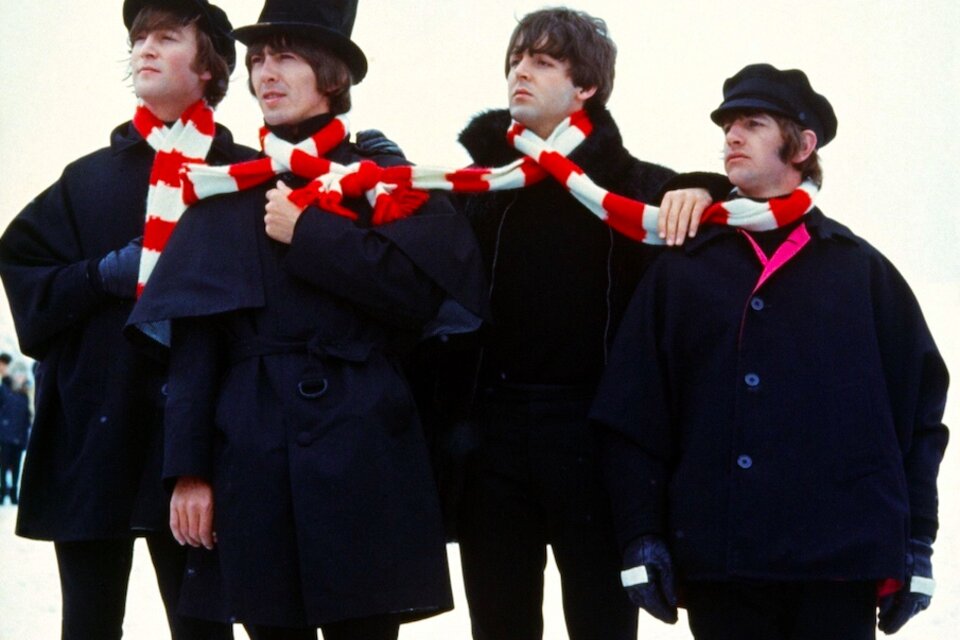 The Beatles durante el rodaje de Socorro