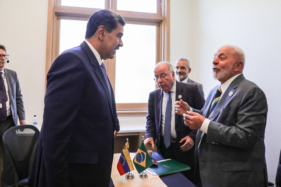 Maduro (izq.) conversa con Lula durante la cumbre de la Celac. (Fuente: AFP)