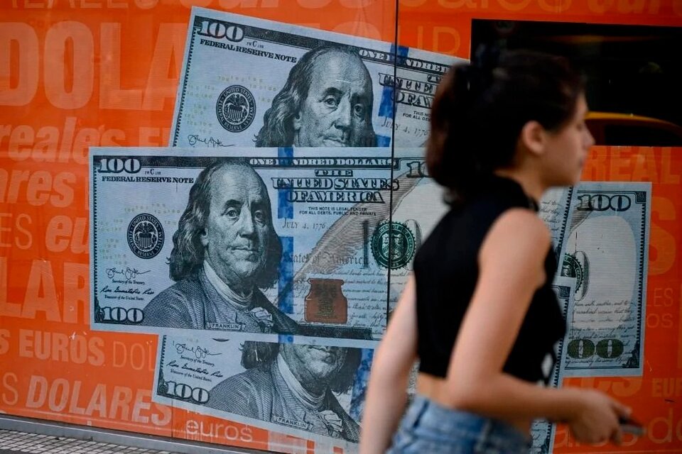 El dólar blue se ubicó este viernes en los 1050 pesos. (Fuente: AFP)