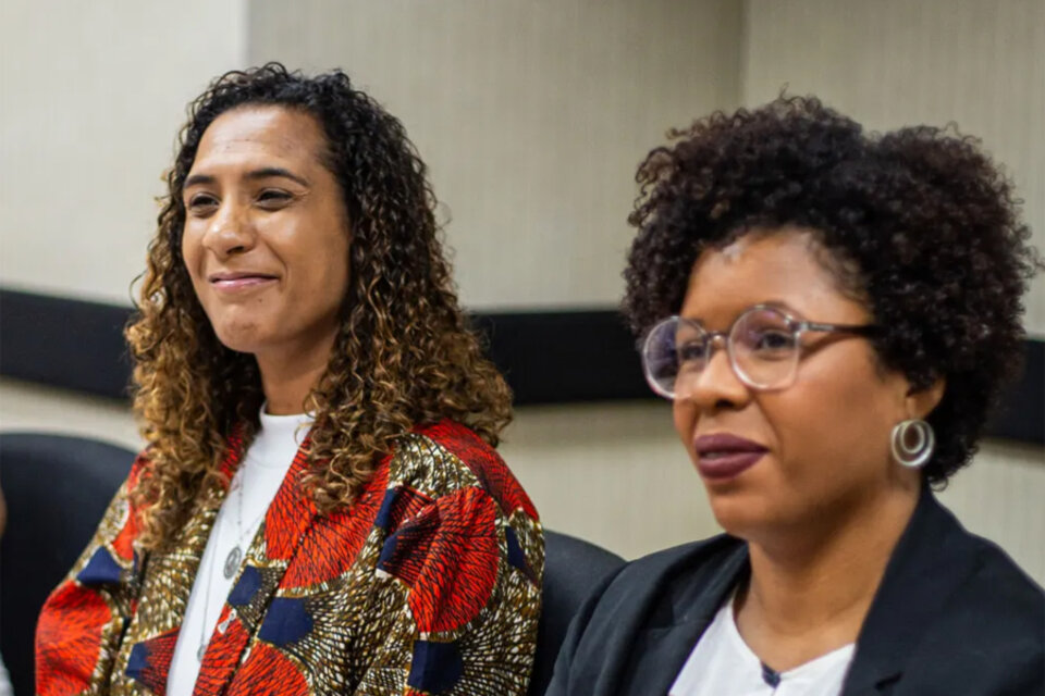La ministra de Igualdad Racial, Anielle Franco, y la secretaria ejecutiva del MIR, Roberta Eugênio. Imagen: Rithyele Dantas/MIR