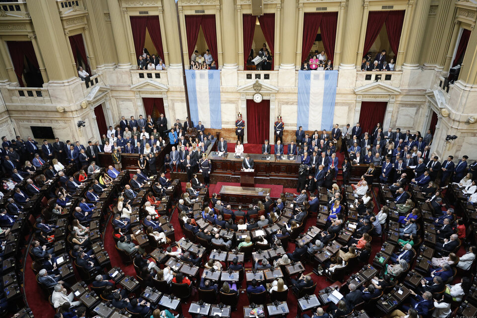 Javier Milei en su atril frente a la Asamblea Legislativa. (Fuente: Rodrigo Nespolo-Pool)
