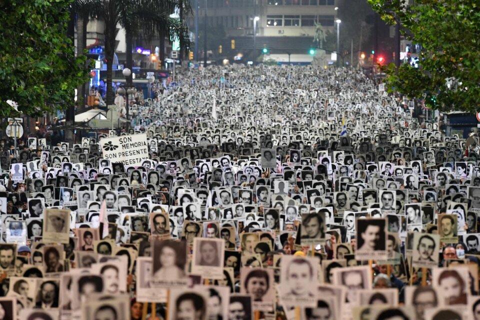 Retratos de desaparecidos en la Marcha del Silencio de mayo de 2022 en Montevideo. (Fuente: AFP)