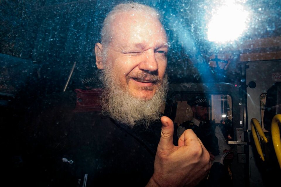 Julian Assange saluda el dia de su detención en abril de 2019. Foto 2: Fidel Narvaez (Fuente: AFP)