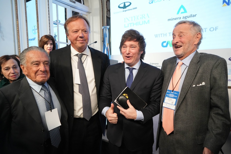 El entonces candidato a Presidente Javier Milei junto a los empresarios Cristiano Rattazzi y Eduardo Eurnekian en el Consejo de las Américas. (Fuente: NA)