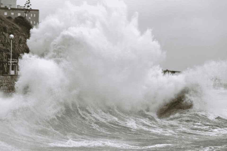 Alerta por "ciclón extratropical con intenso mar de fondo" en la Costa Atlántica