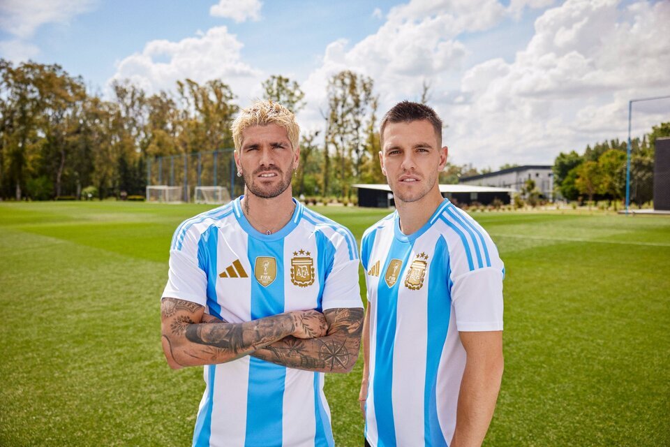 Rodrigo De Paul y Giovani Lo Celso con la nueva camiseta de Argentina. (Fuente: @Argentina)