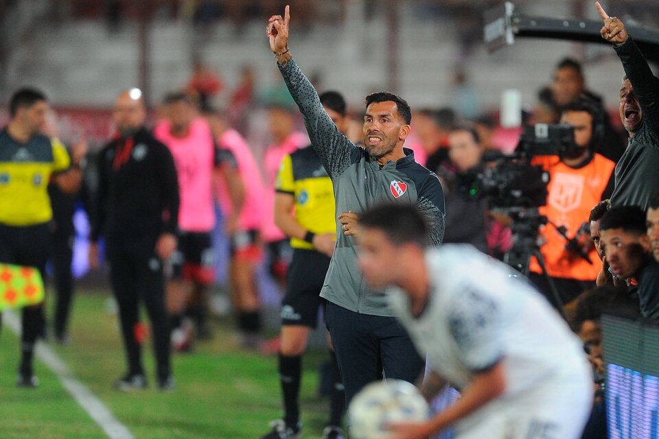 Carlos Tevez durante el partido entre el Rojo y Barracas Central. (Fuente: Fotobaires)