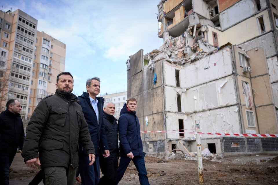 Zelenski y Mitsotakis caminan cera del edificio dañado por el ataque ruso. (Fuente: EFE)