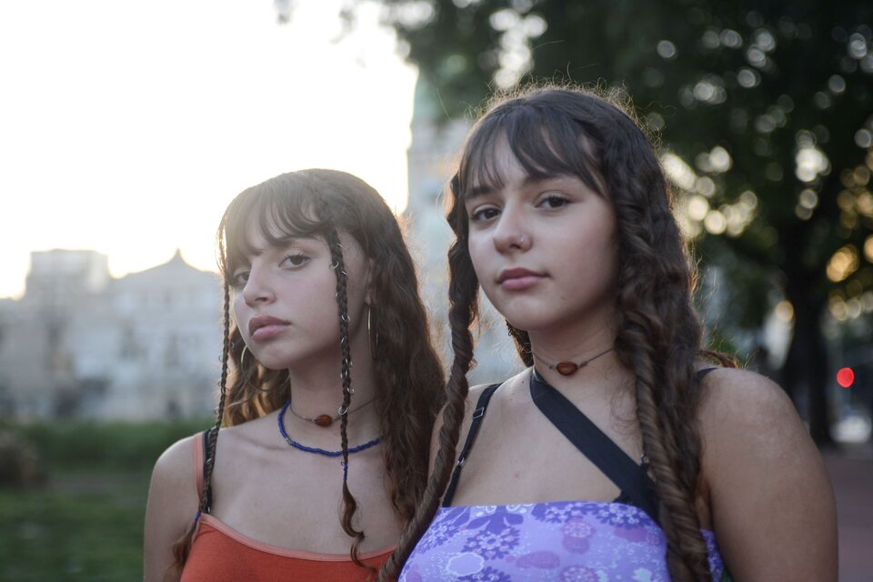 Violeta y Morena, crecieron al abrigo del movimiento transfeminista y siguen politizando sus vidas y cuerpos desde esa perspectiva. (Fuente: Constanza Niscovolos)