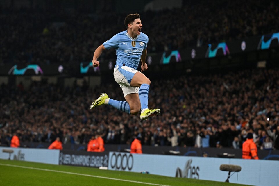 Julián Alvarez vuela tras marcar el segundo del City. (Fuente: AFP)