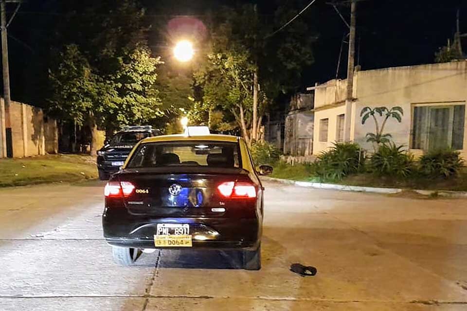 El auto del taxista baleado anoche cerca de las pilestas del Saladillo.