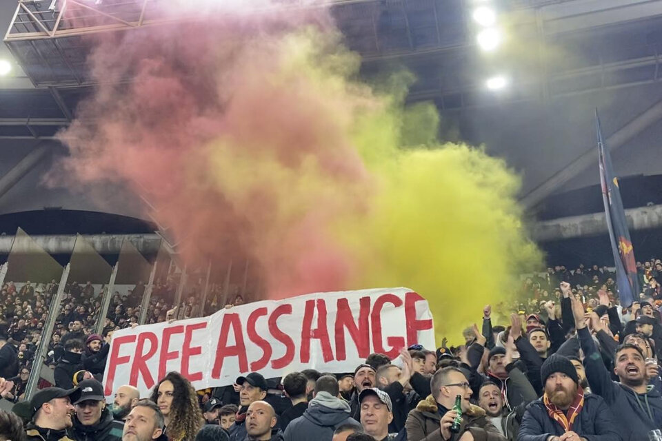 La hinchada de la Roma con el cartel que pide la libertad de Assange. (Fuente: Twitter)