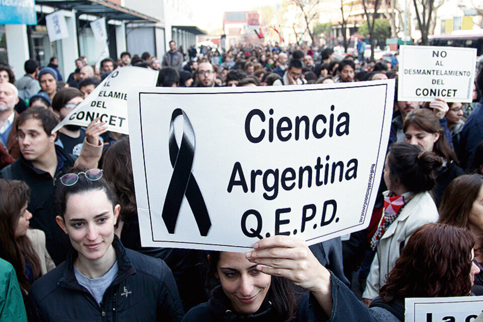 La comunidad científica en un masivo abrazo simbólico a la sede donde funcionaba el Ministerio de Ciencia, en rechazo a su disolución resuelta por Macri en 2018 (Fuente: Leandro Teysseire)