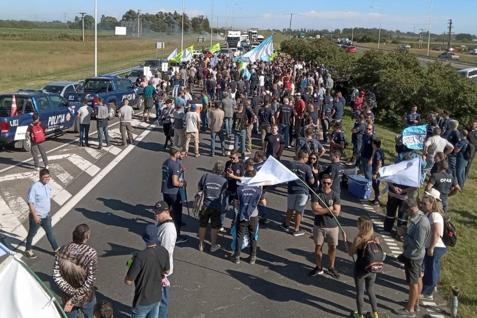 La reacción de los trabajadores ante la amenaza de una ola de despidos ya generó cortes de ruta.