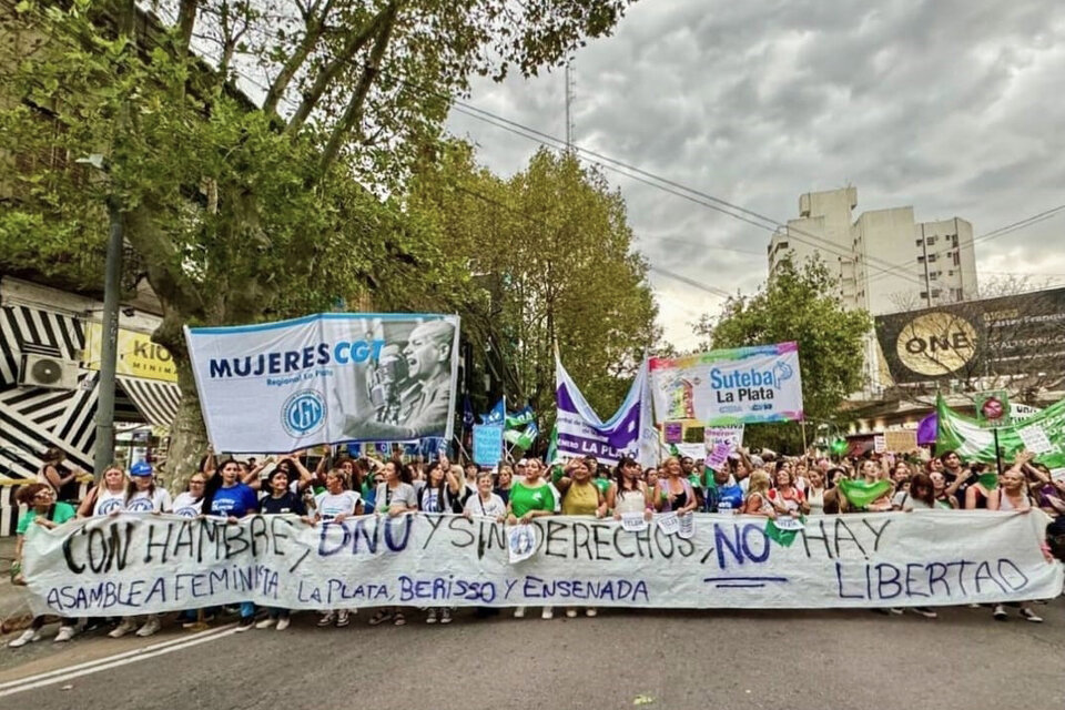 Miles de mujeres marcharon ayer por las calles platenses.  (Fuente: @MujeresCGTLaPlata)