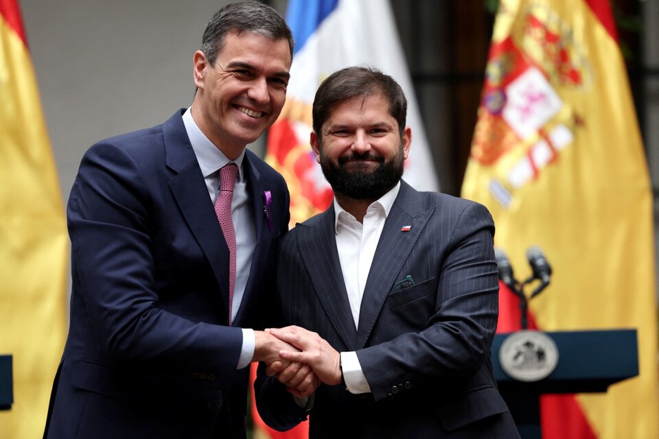 Pedro Sánchez y Gabriel Boric reunidos en Santiago de Chile. (Fuente: NA)