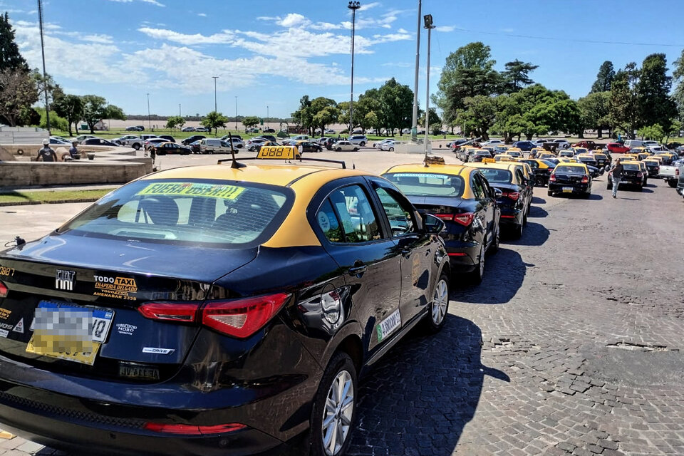 Caravana de taxis en protesta por el asesinato de dos conductores y en reclamo de seguridad.