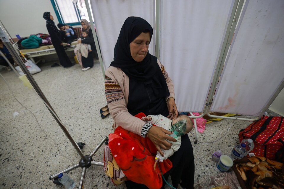 Un bebé palestino desnutrido recibe tratamiento en Rafah. (Fuente: AFP)