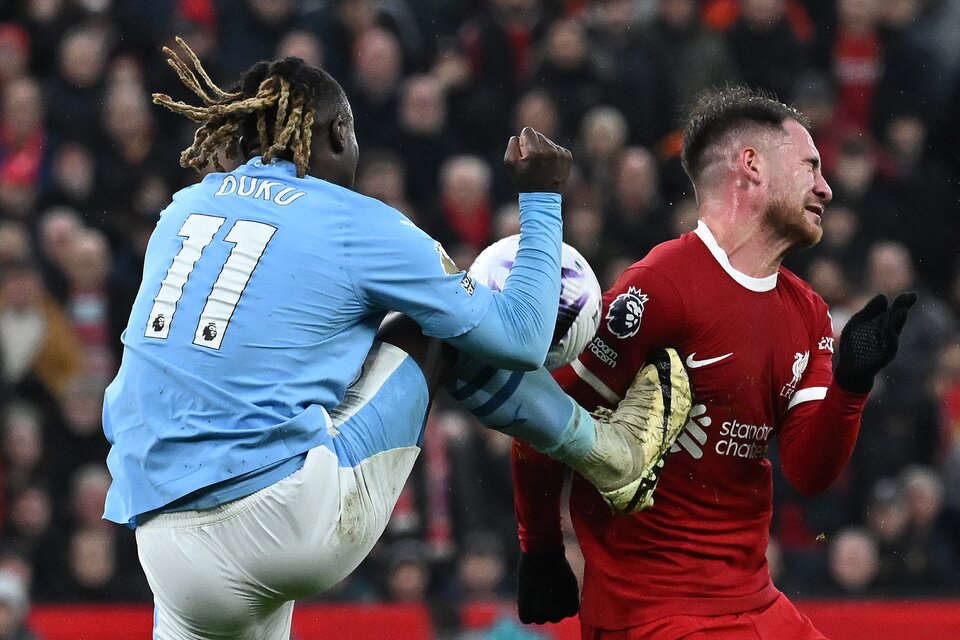 Liverpool y Manchester City dejaron enojos, polémicas y un gol de Mac Allister (Fuente: AFP)