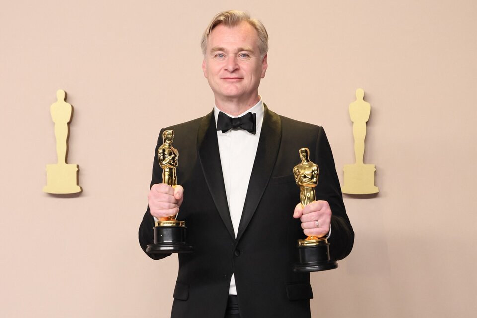 Nolan con sus dos estatuillas, a la mejor dirección y a la mejor película.  (Fuente: AFP)
