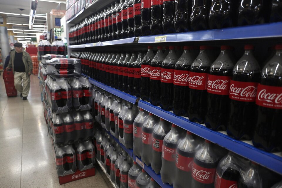 La Coca Cola se acumula en las góndolas en medio de la recesión. (Fuente: Dafne Gentinetta)