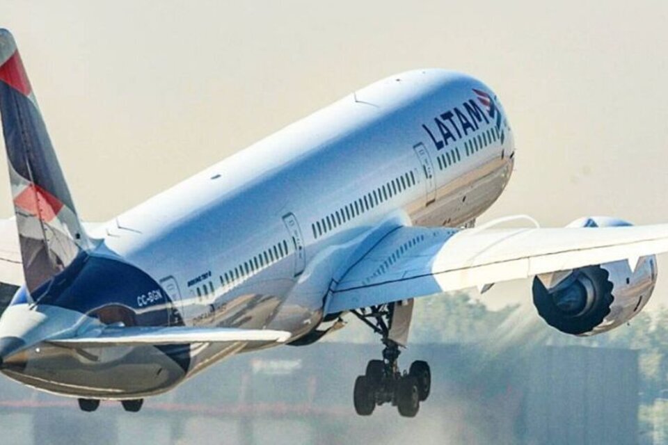 Un "incidente técnico" en un vuelo  de Australia a Chile dejó 12 pasajeros internados